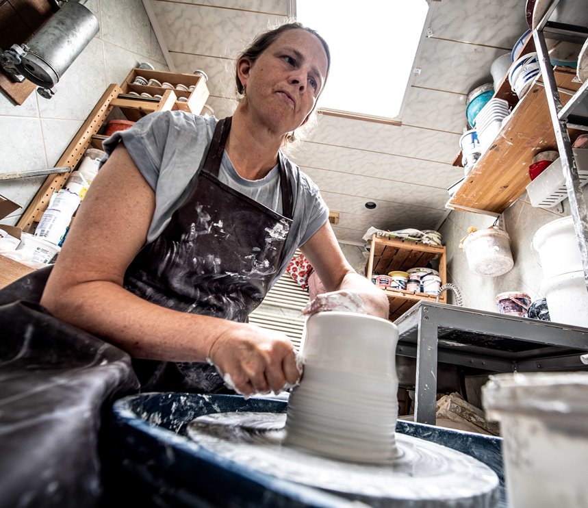 Annemarie Vogel, Keramist aan het werk